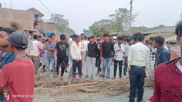 Madhubani News : सड़क दुर्घटना में छात्रा की मौत, सड़क जाम