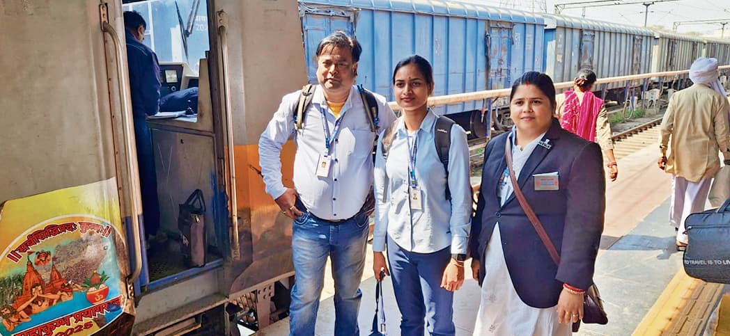 Chhapra News : महिला दिवस पर महिला लोको पायलट ने संभाली ट्रेन की कमान