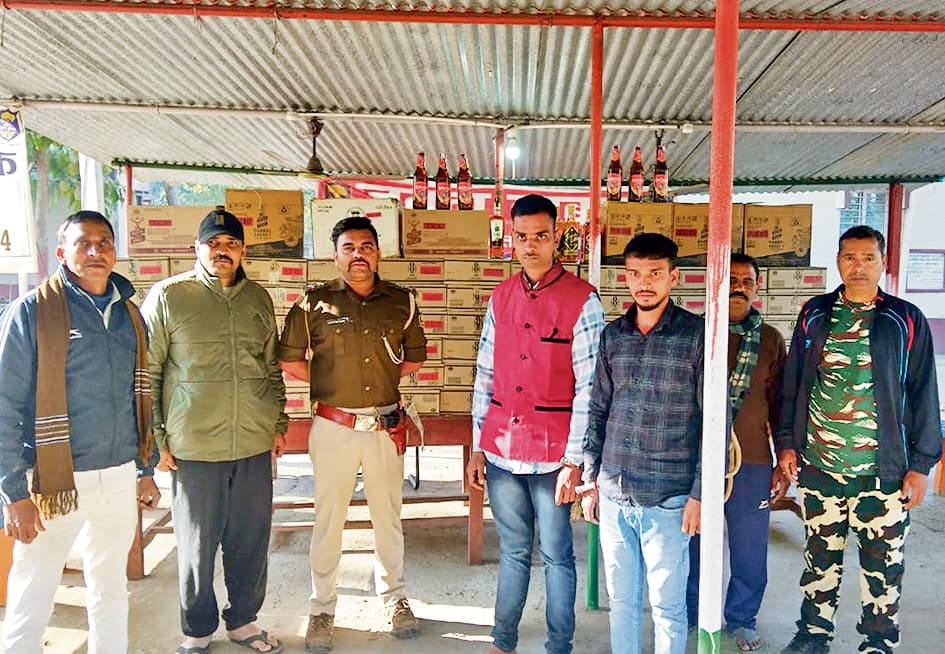 Buxar News: पिकअप में लदी शराब के साथ दो तस्कर धराये