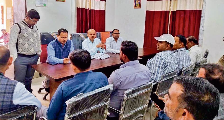 Chhapra News : वोटर लिस्ट में नये वोटरों का नाम जोड़ने में रुचि दिखाएं बीएलओ : बीडीओ