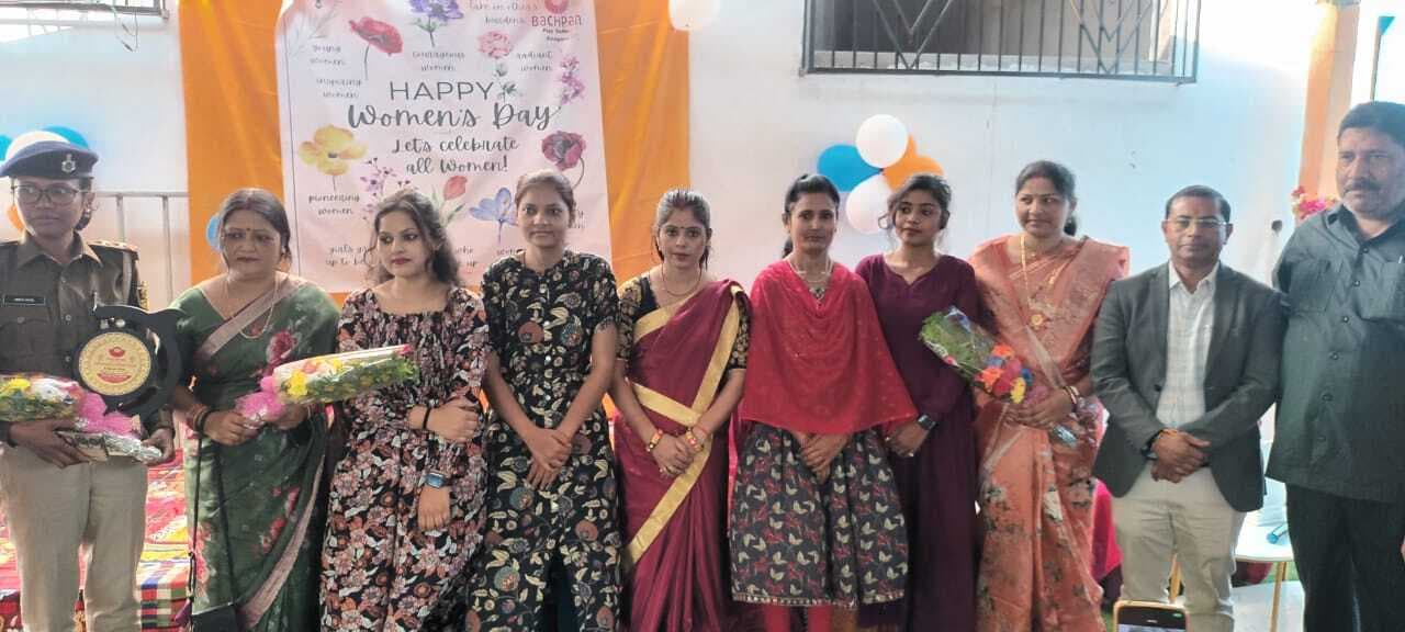 उत्कृष्ट कार्य के लिए किया गया सम्मानित