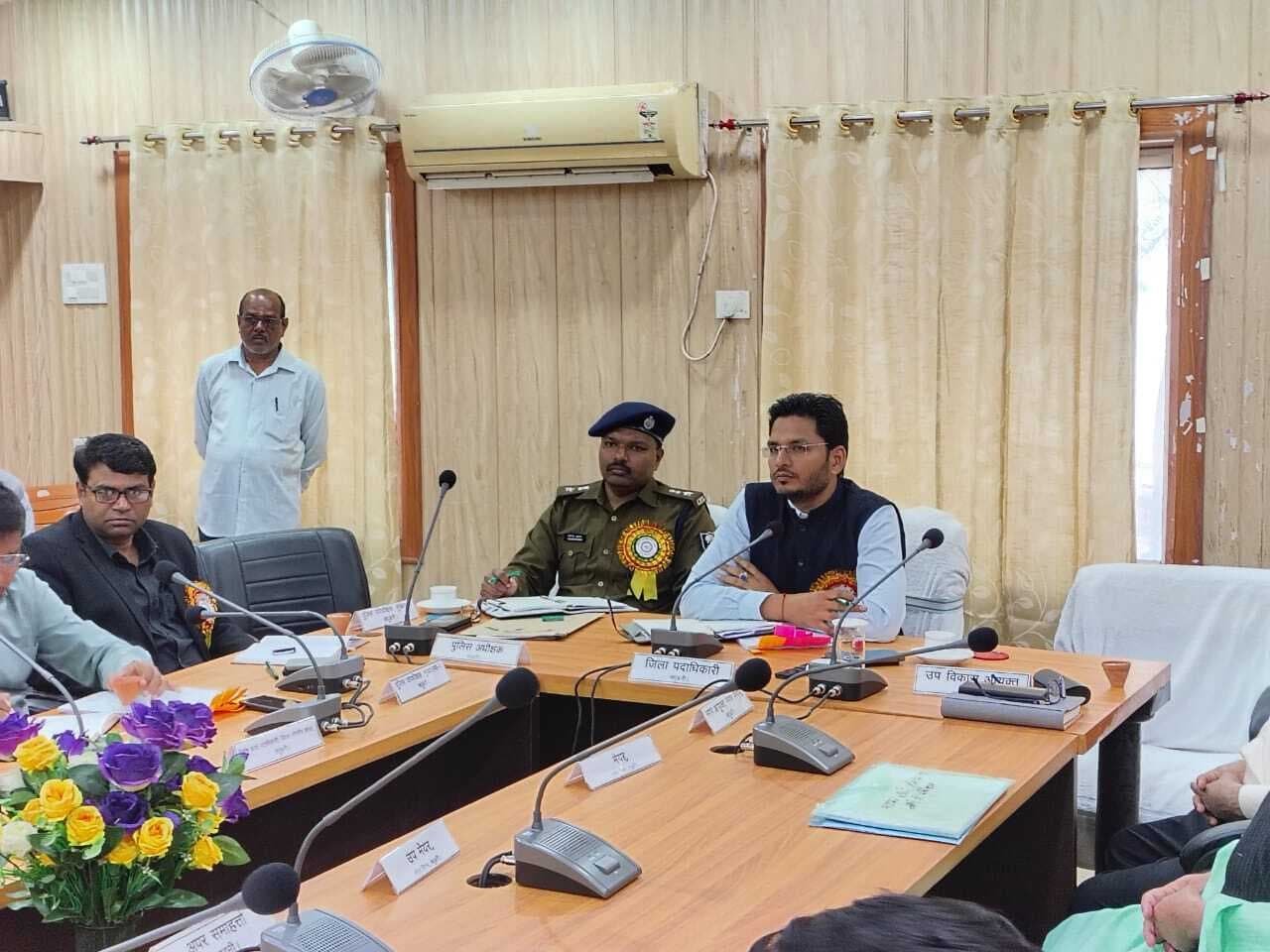 Madhubani News : शांति से मनाएं होली व ईद : डीएम