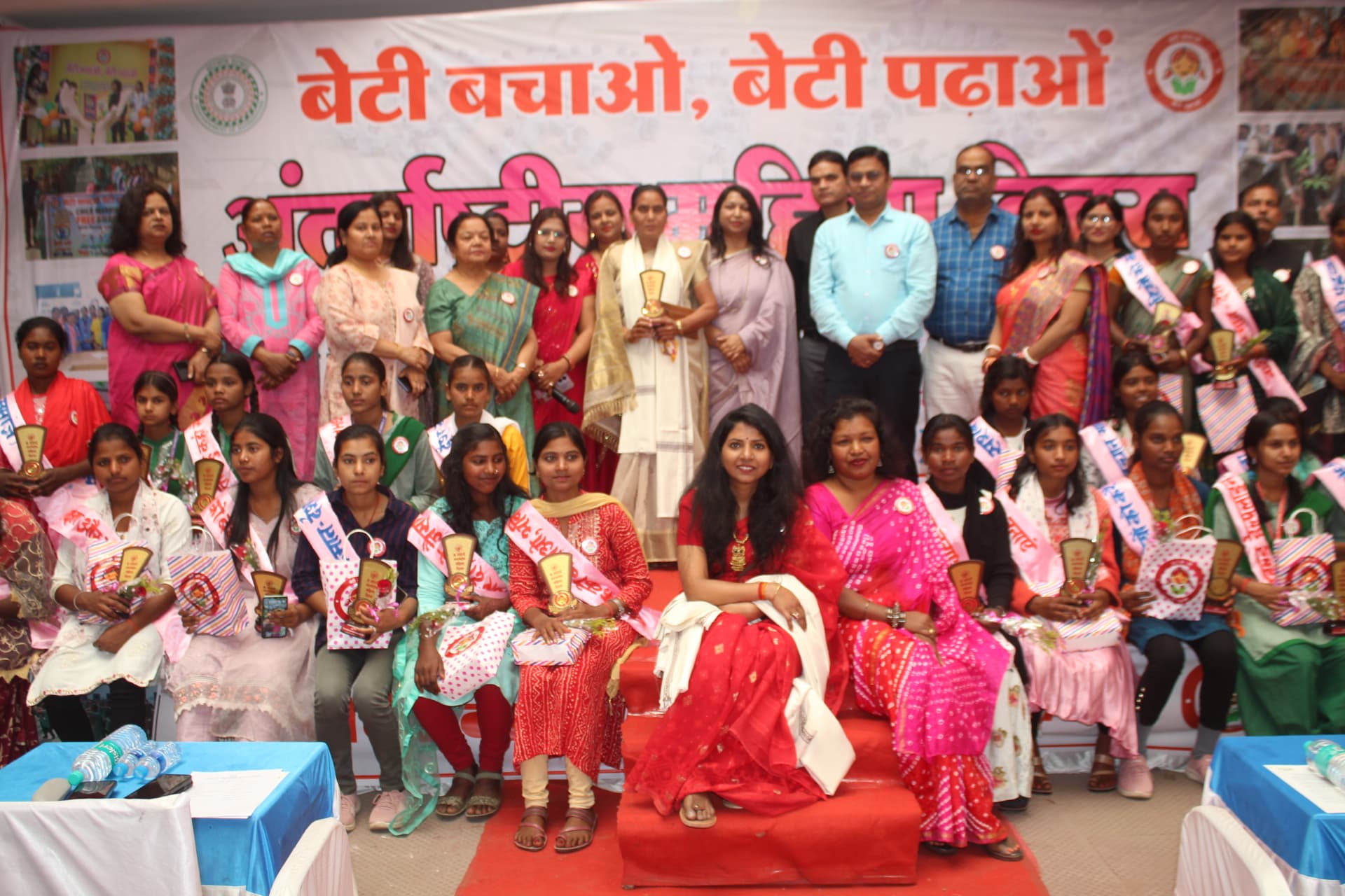 Giridih News :जिला प्रशासन ने नारी शक्ति को किया सम्मानित