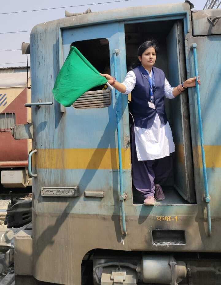 Darbhanga News: दानापुर से आयी इंटरसिटी एक्सप्रेस रही महिलाओं के जिम्मे