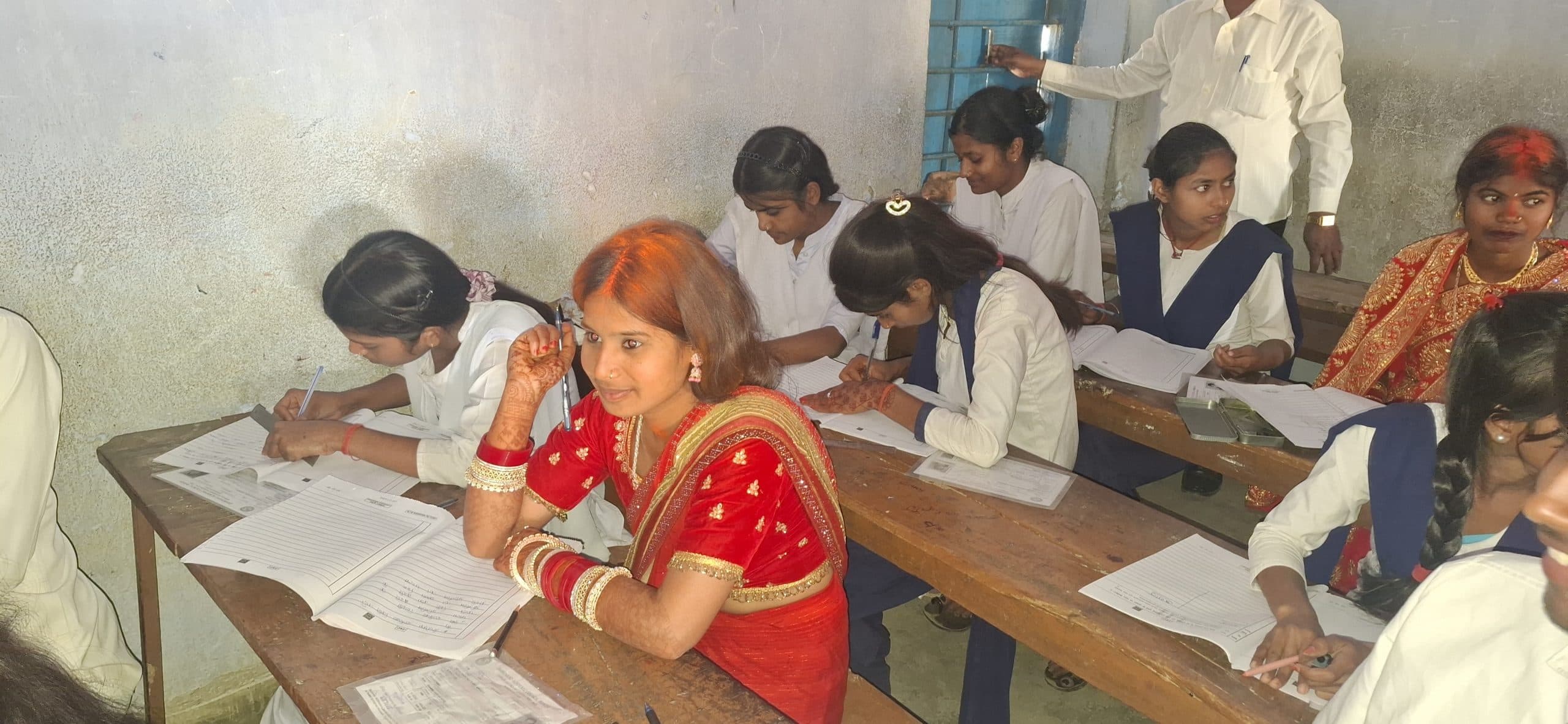 Giridih News :शादी के जोड़े में परीक्षा देने पहुंची दो नवविवाहिता