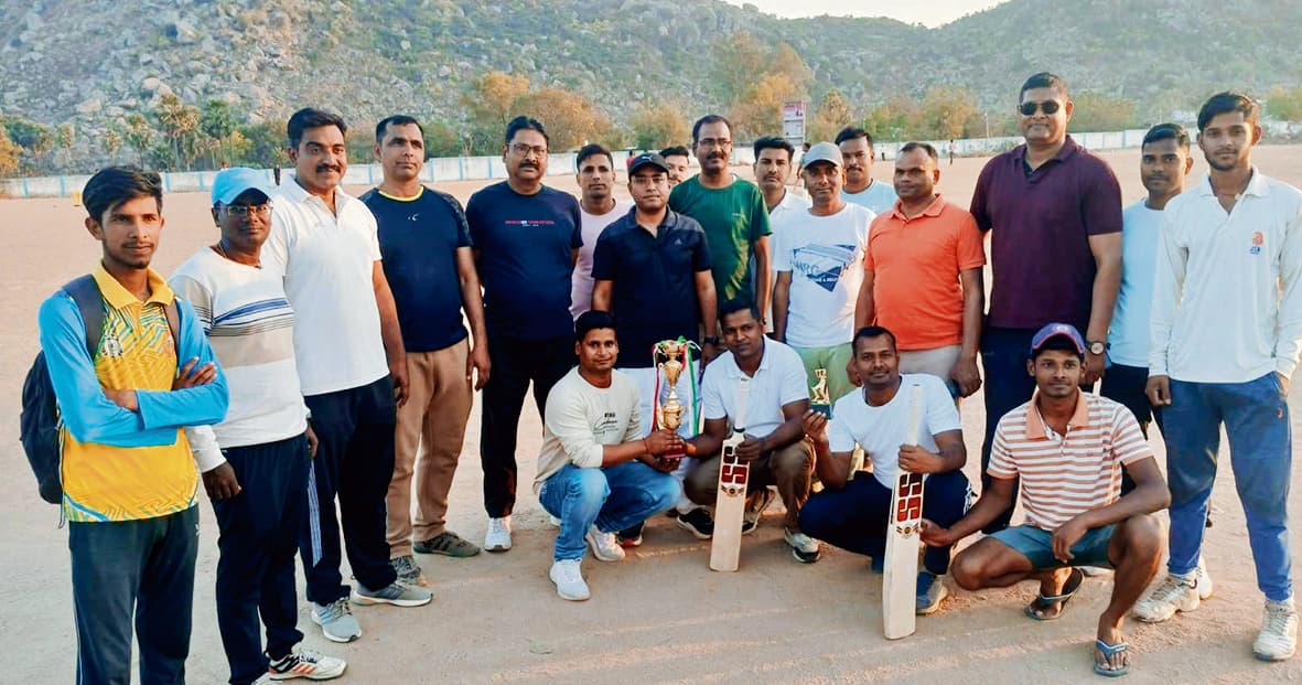 मदनपुर चैंपियन इलेवन ने ट्रॉफी पर जमाया कब्जा