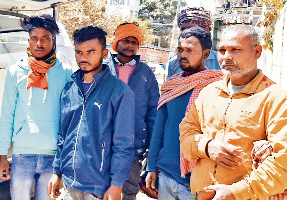 देव में सरिया लदा ट्रैक्टर पलटा, दो की मौत