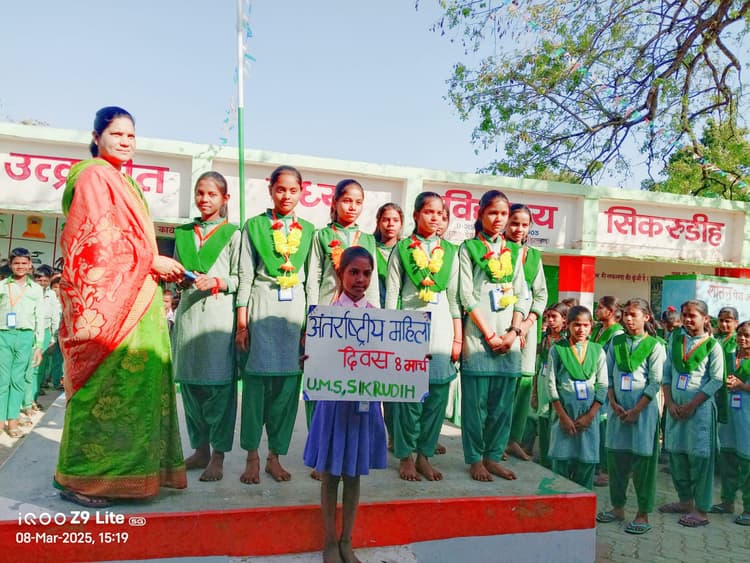 Giridih News :बाल मित्र ग्राम की सक्रिय महिलाओं को मिला सम्मान