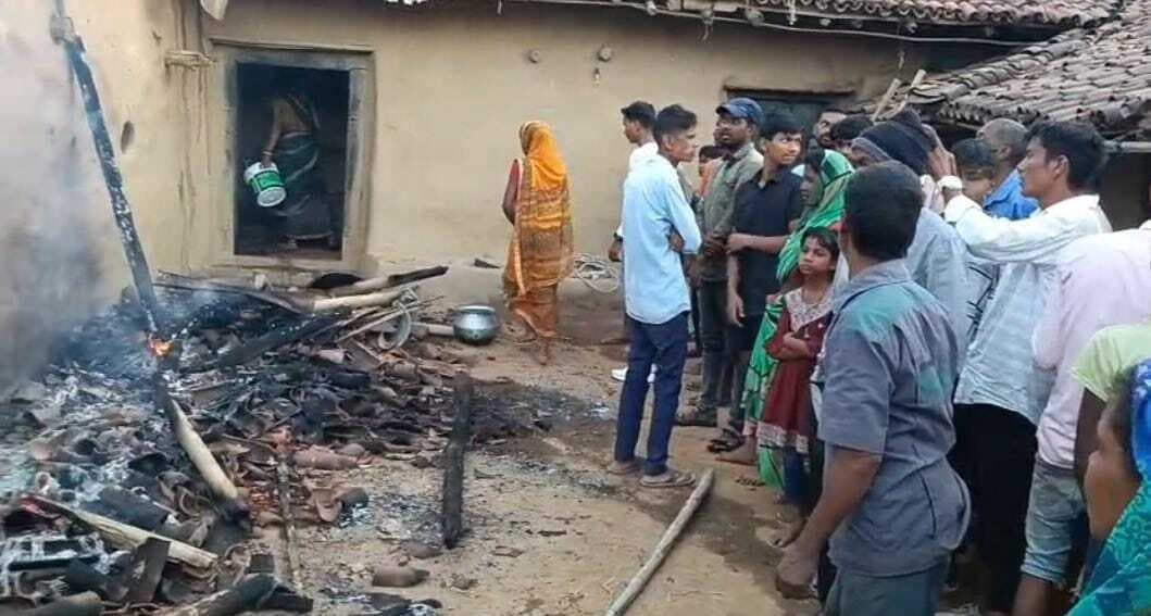 Giridih News : दो मकान में आग लगी, एक लाख का नुकसान