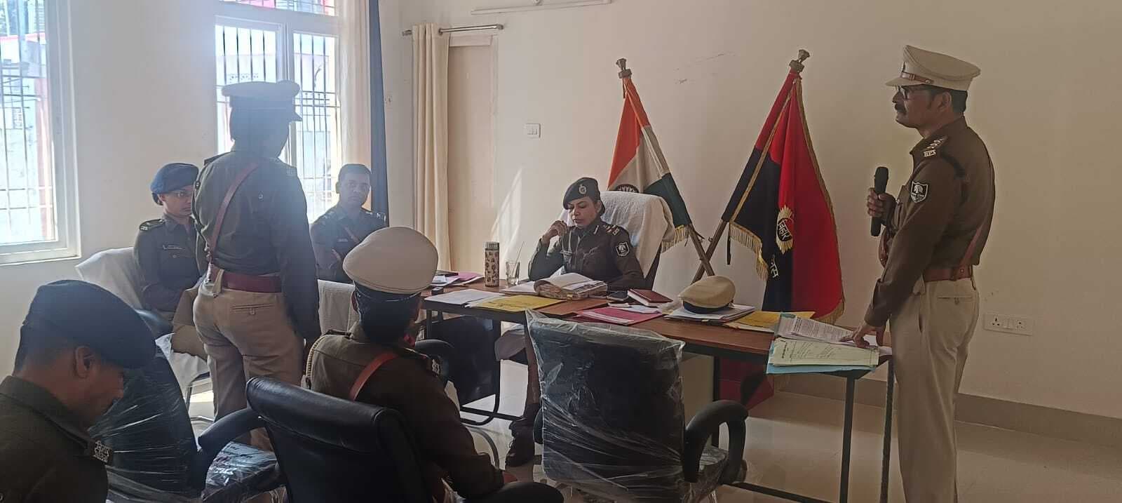 Darbhanga News: डीआइजी ने पुलिस केंद्र का किया निरीक्षण, दिये कई निर्देश