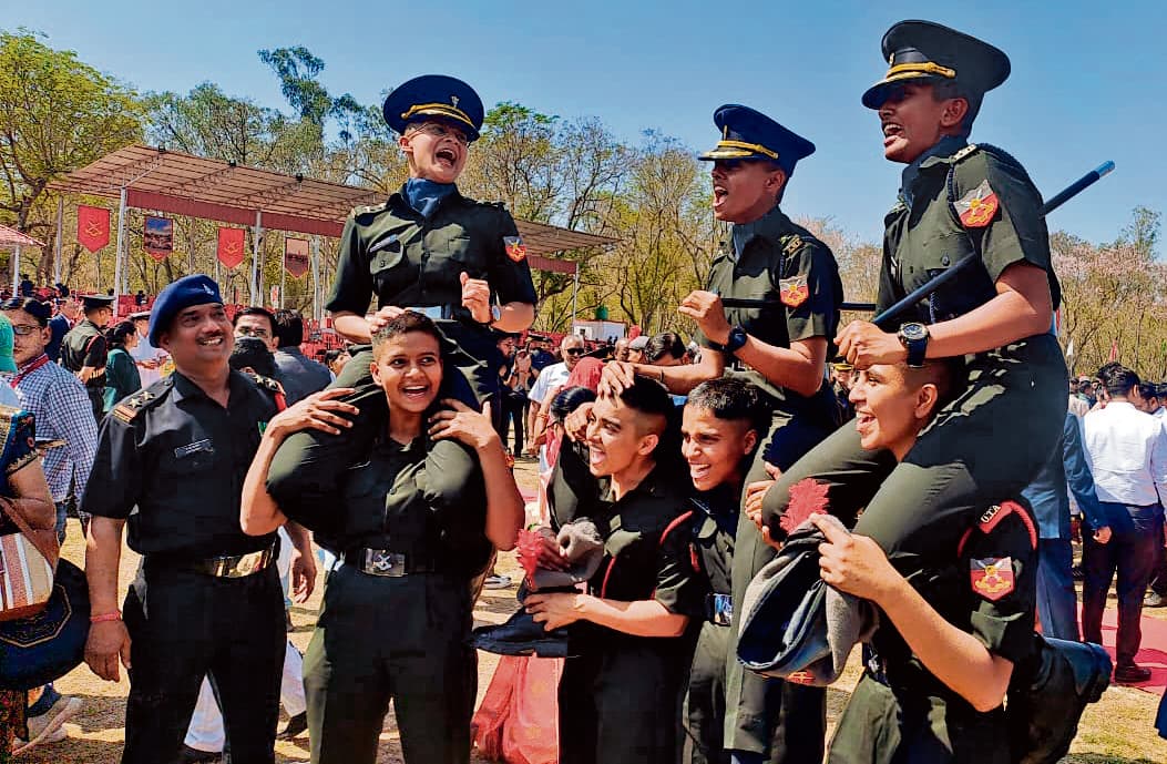 Gaya News : बहादुर बेटियों को सेना की वर्दी में देख भर आयीं आंखें