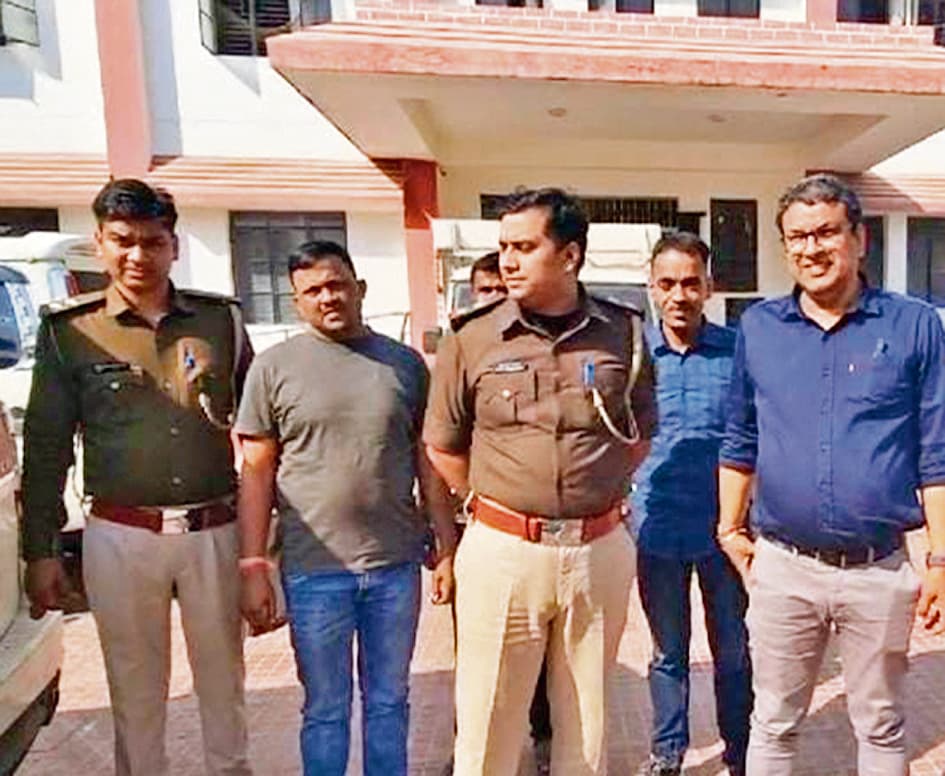 दारोगा बन सफारी से शराब तस्करी कर रहा था, उत्पाद विभाग ने पकड़ा