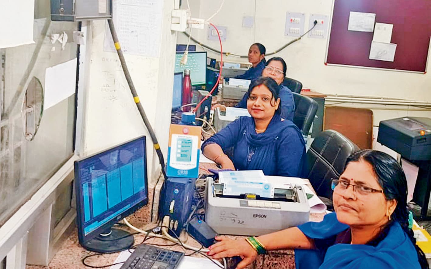 Gaya News : गया जंक्शन पर महिलाओं ने संभाला रिजर्वेशन कार्यालय