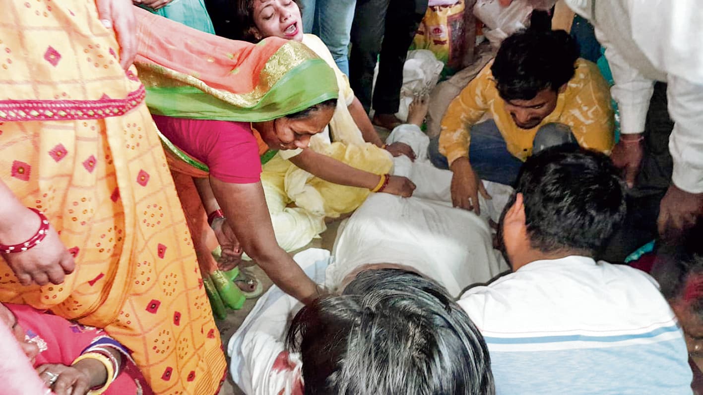 hajipur news. पेड़ में बाइक टकराने से किशोर की गयी जान