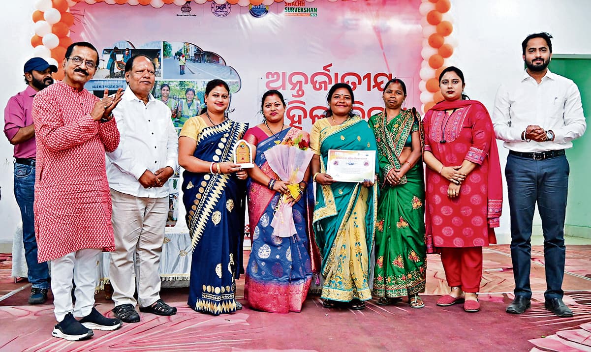 Rourkela News: स्मार्ट सिटी को स्वच्छ रखने वाली महिला सफाई कर्मचारी सम्मानित