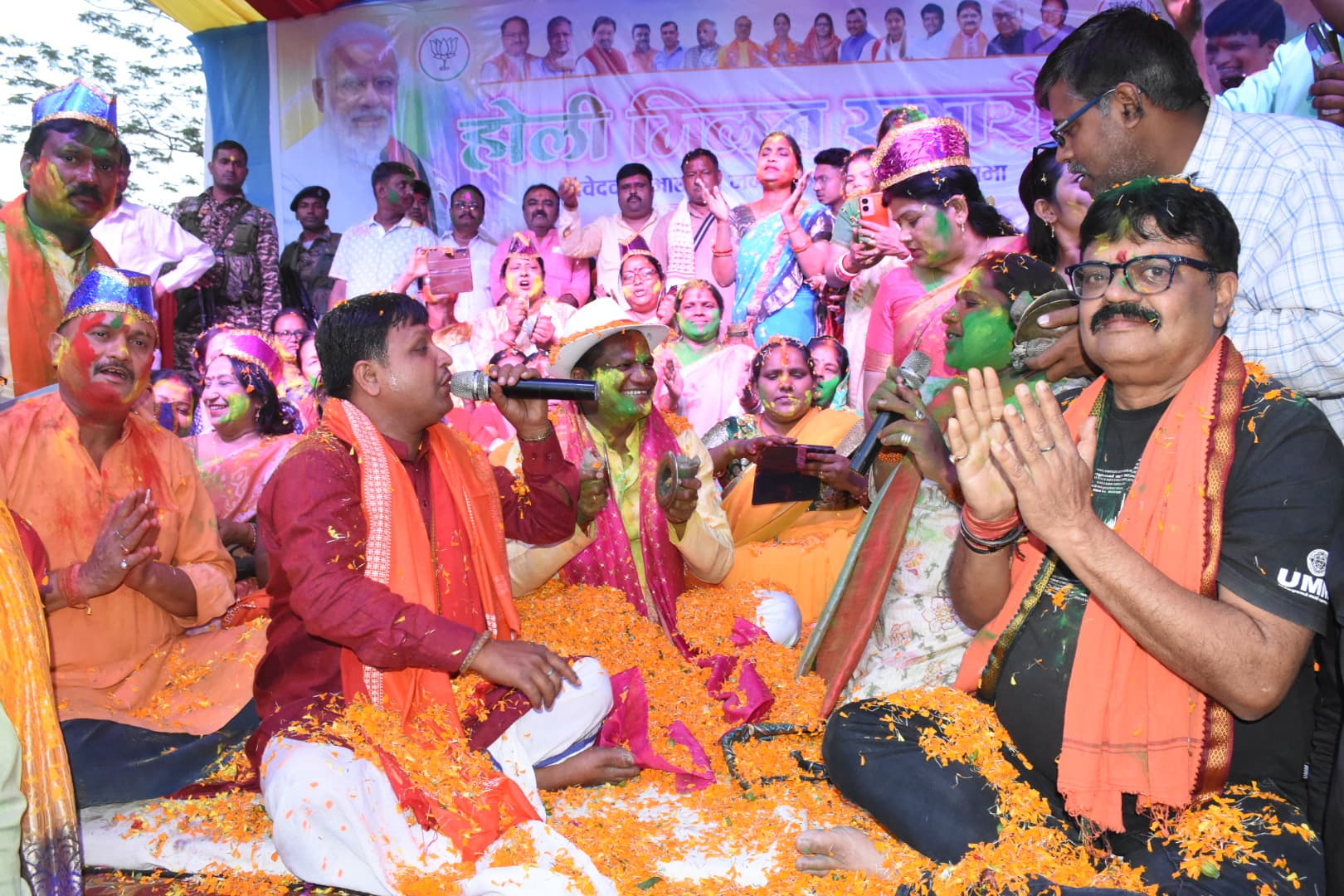 Dhanbad News : सांसद कार्यालय में होली मिलन में दिखे राजनीति के नये रंग