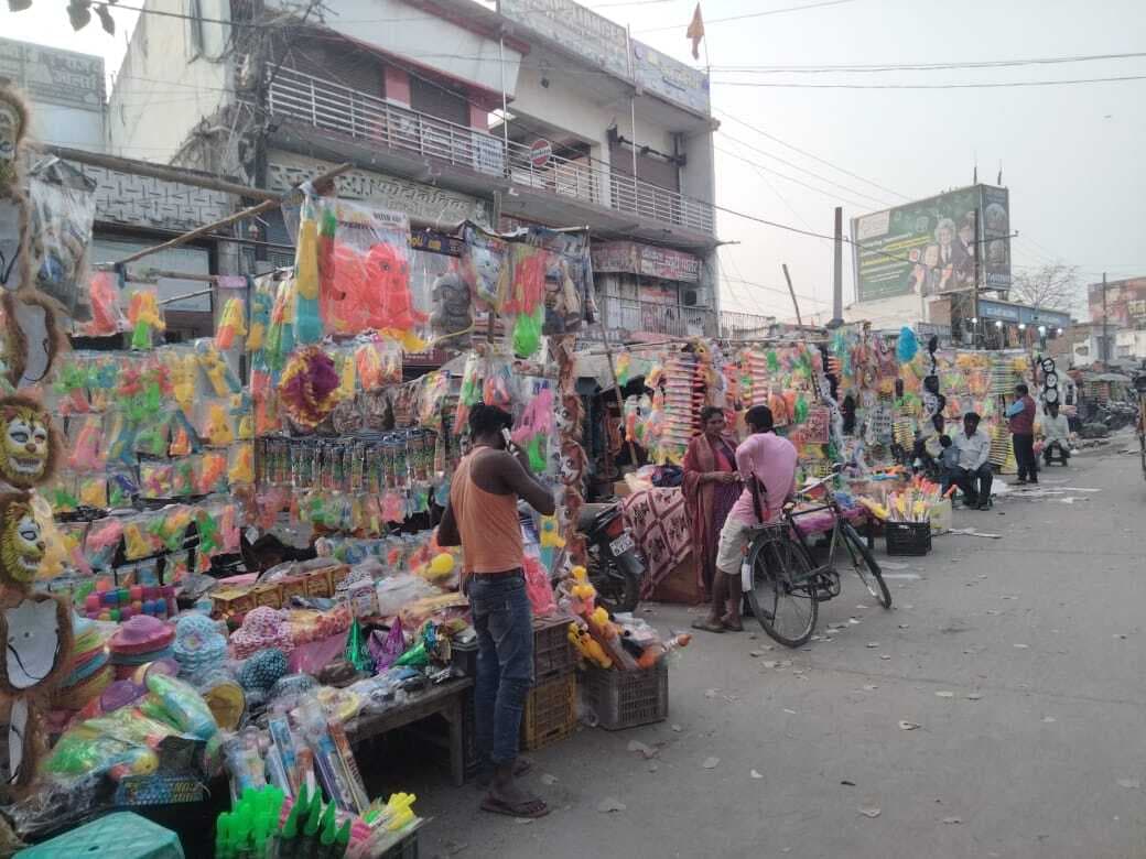 होली के त्योहार को ले सजने लगीं दुकानें