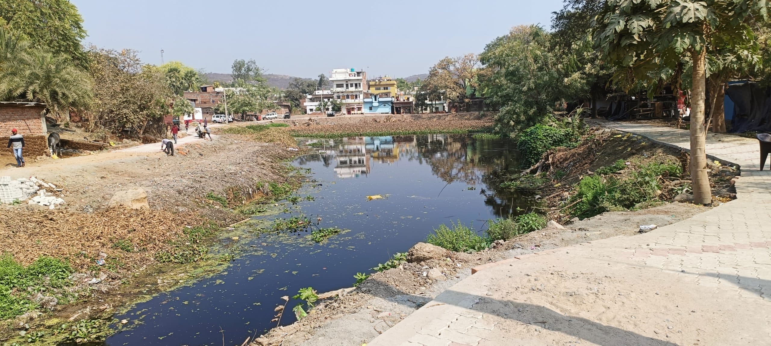 तालाब की उड़ाही भी नहीं हुई, उद्घाटन का लग गया बोर्ड