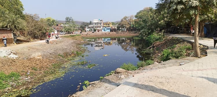 तालाब की उड़ाही भी नहीं हुई, उद्घाटन का लग गया बोर्ड