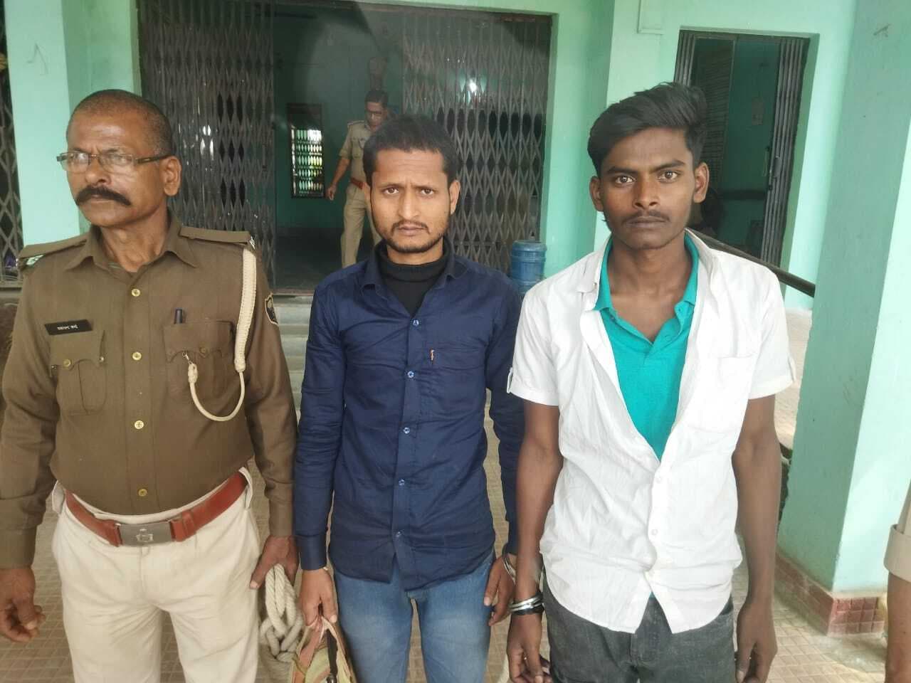 अंग्रेजी शराब के साथ दो तस्कर गिरफ्तार