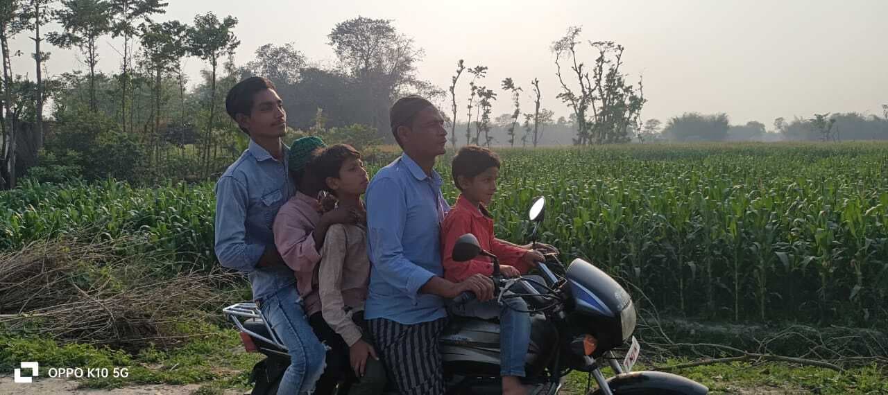 उदाकिशुनगंज में बेफ्रिक होकर बिना हेलमेट एक बाइक पर पांच लोग हो रहे सवार