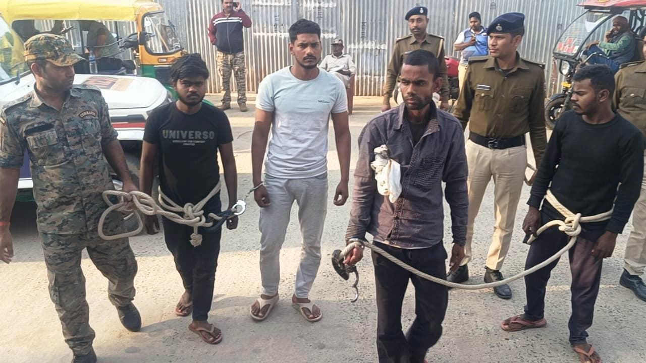 शराब, पिस्तौल, कारतूस, मैगजीन के साथ दो सहोदर भाई सहित चार गिरफ्तार