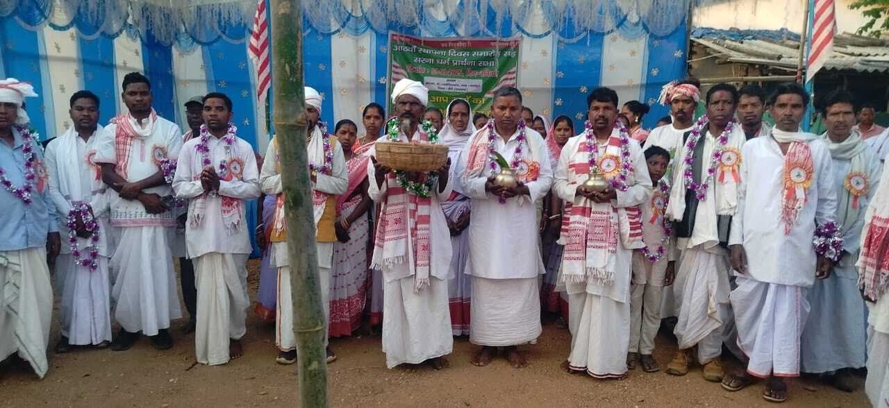 प्रार्थना सभा में भगवान सिंगबोंगा की पूजा कर मांगी खुशहाली