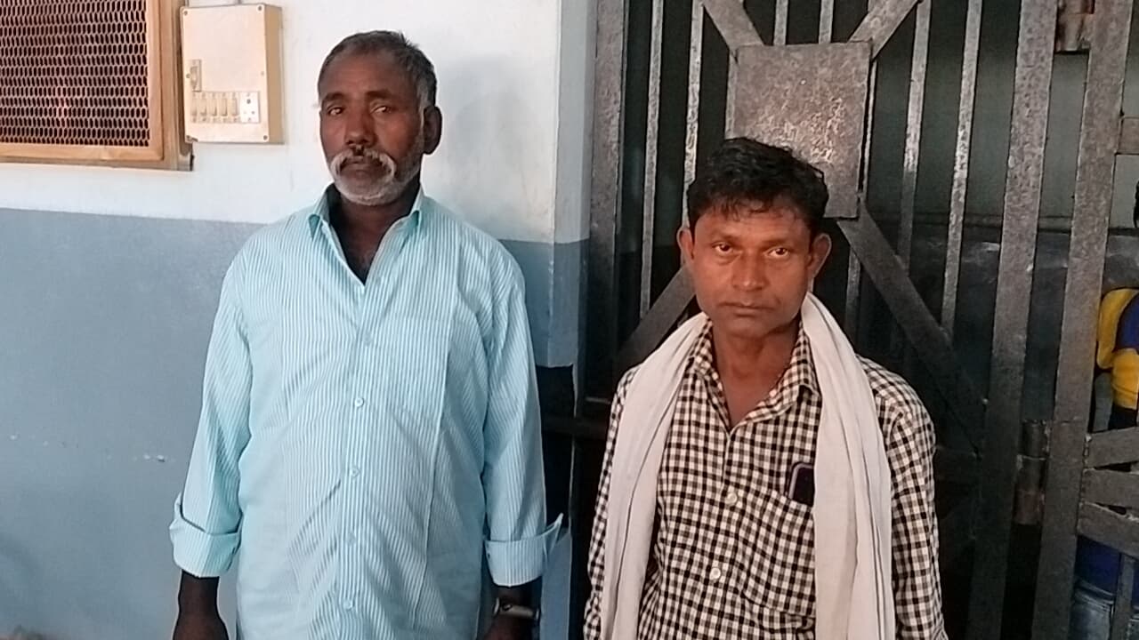 35 लीटर देसी शराब जब्त,  दो तस्कर गिरफ्तार