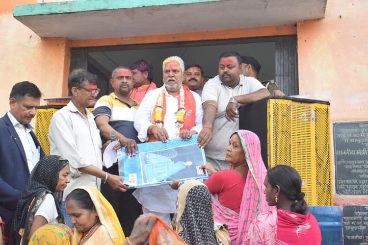 होली मिलन समारोह में जरूरतमंद महिलाओं को भेंट की साड़ी