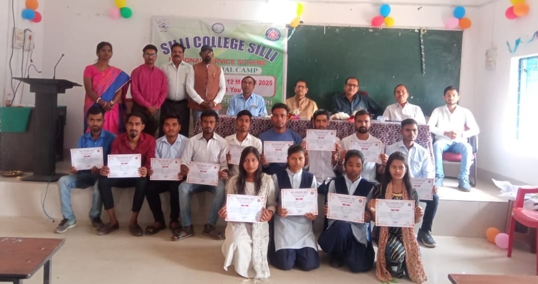 एनएसएस शिविर में स्वयंसेवकों के बीच बांटे गये प्रमाण पत्र