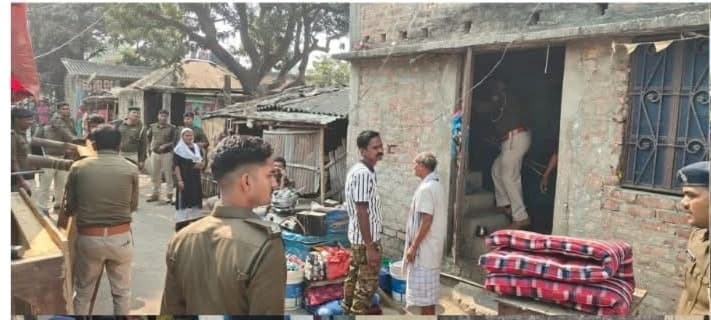 जुराबगंज में दो अपराधियों के घर पुलिस ने की कुर्की जब्ती