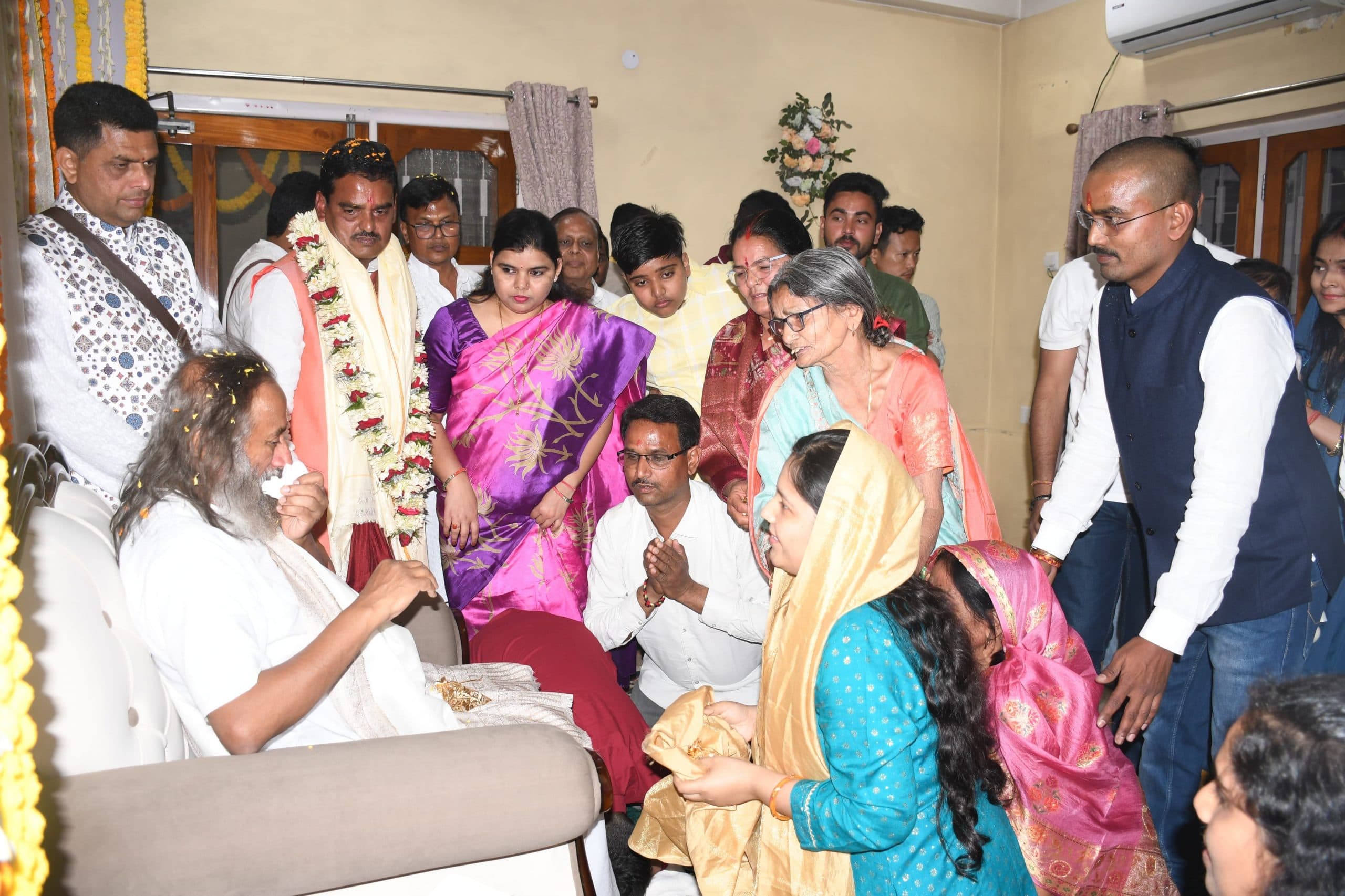 महापौर को बंगलुरु आने का श्री रविशंकर ने दिया न्यौता