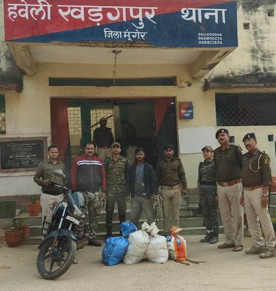 बाइक से शराब की डिलीवरी देने जा रहा तस्कर गिरफ्तार, अवैध महुआ शराब बरामद