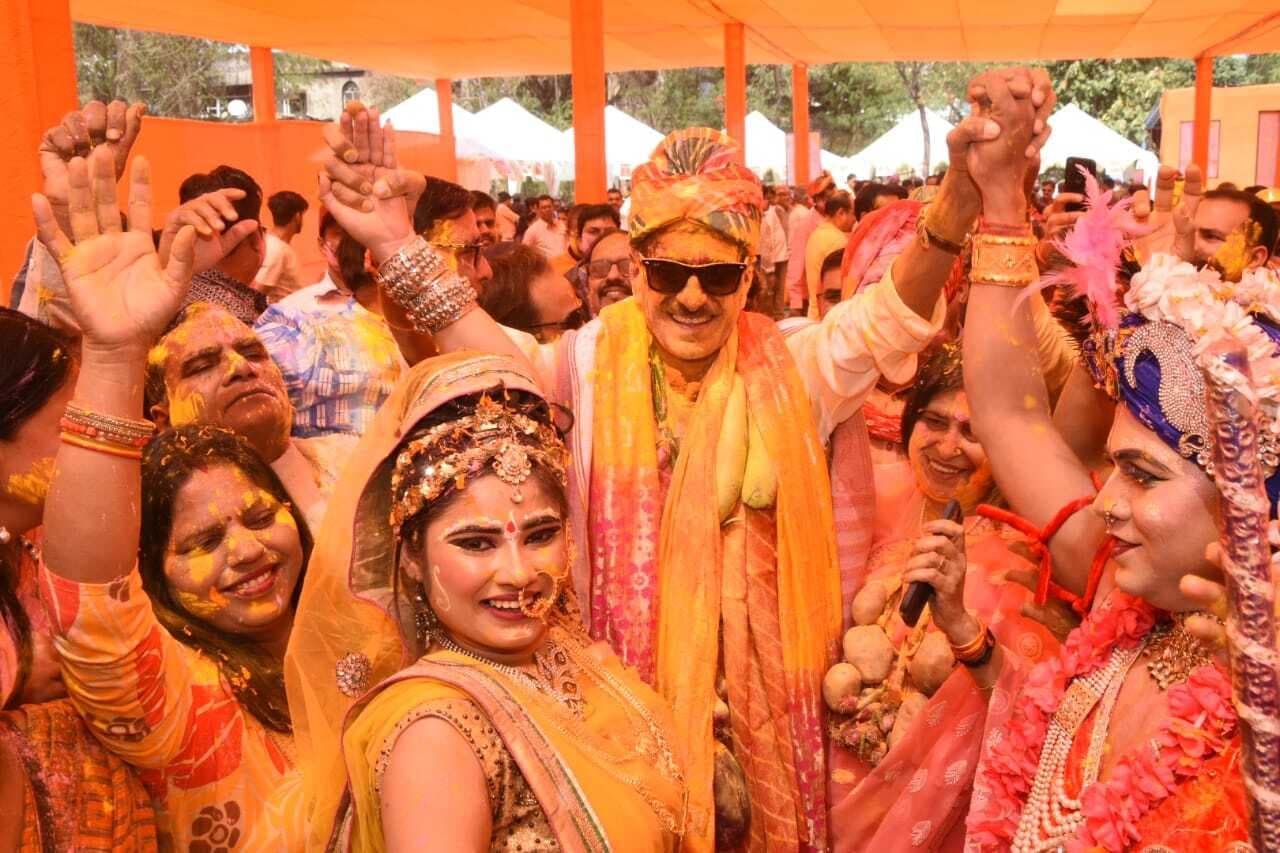 Ranchi News : होली गीतों से गूंजा रक्षा राज्यमंत्री का आवास, हास्य कविताओं से बांधा समां