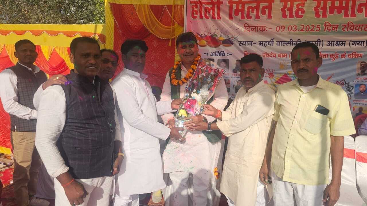 होली मिलन समारोह में एकत्रित हुए लोग, दी बधाई