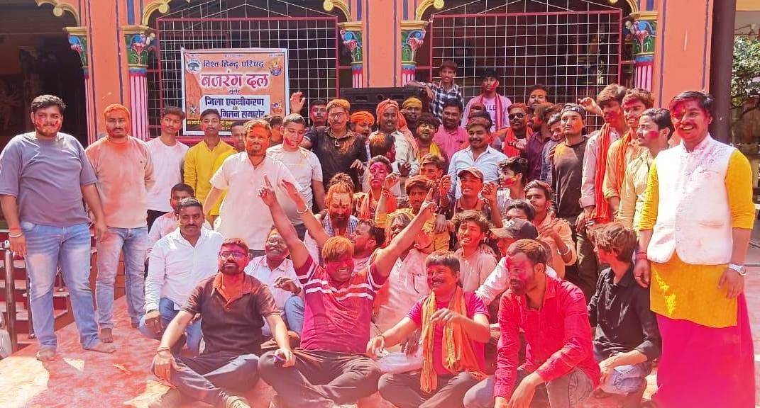 होली के रंग में डूबे लोग, जगह-जगह होली मिलन समारोह की धूम