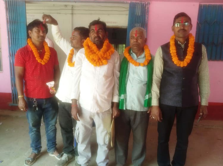 जवाहर बने हरिणमार पंचायत के पैक्स अध्यक्ष, समर्थकों ने उड़ाये अबीर गुलाल