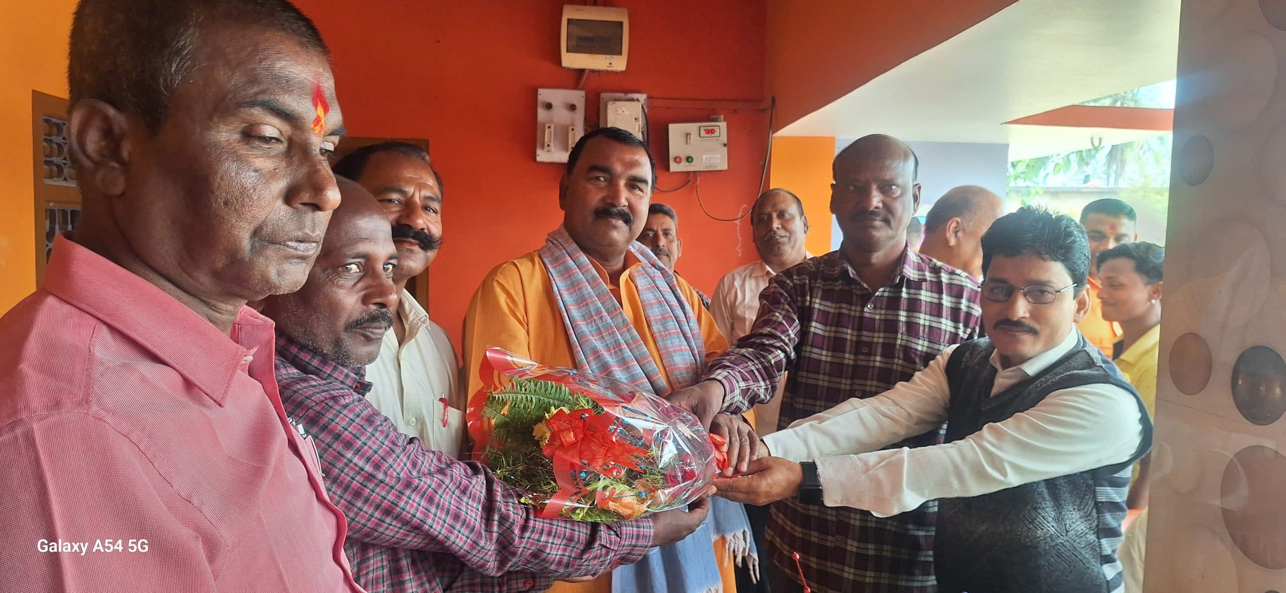 आपदा प्रबंधन मंत्री को बुके भेंटकर किया स्वागत