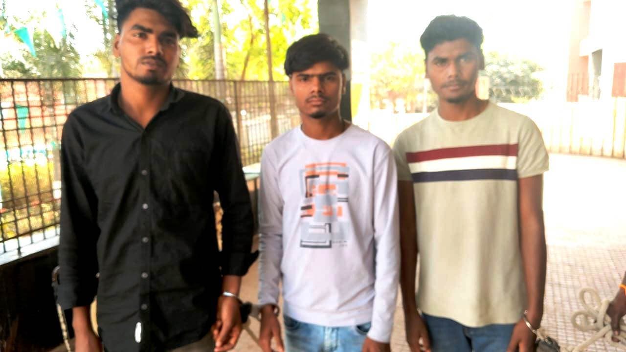 खुटोजोरी में तीन साइबर ठगों को पुलिस ने दबोचा