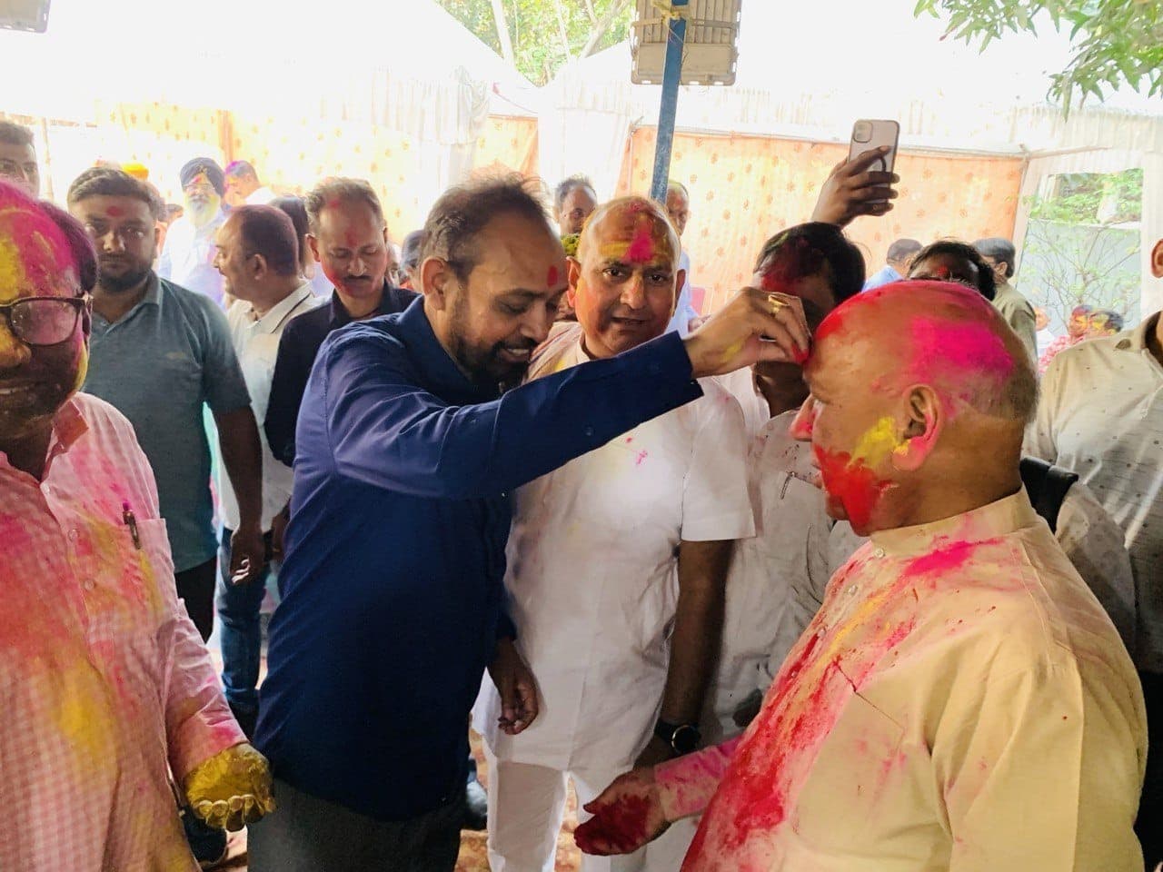 Jamshedpur News : विधायक सरयू राय के होली मिलन समारोह में झूमते रहे लोग