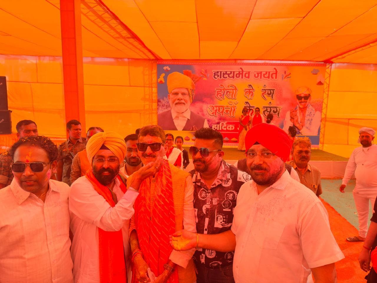 Jamshedpur News : संजय सेठ के होली मिलन समारोह में शामिल हुए सोमू-चंचल