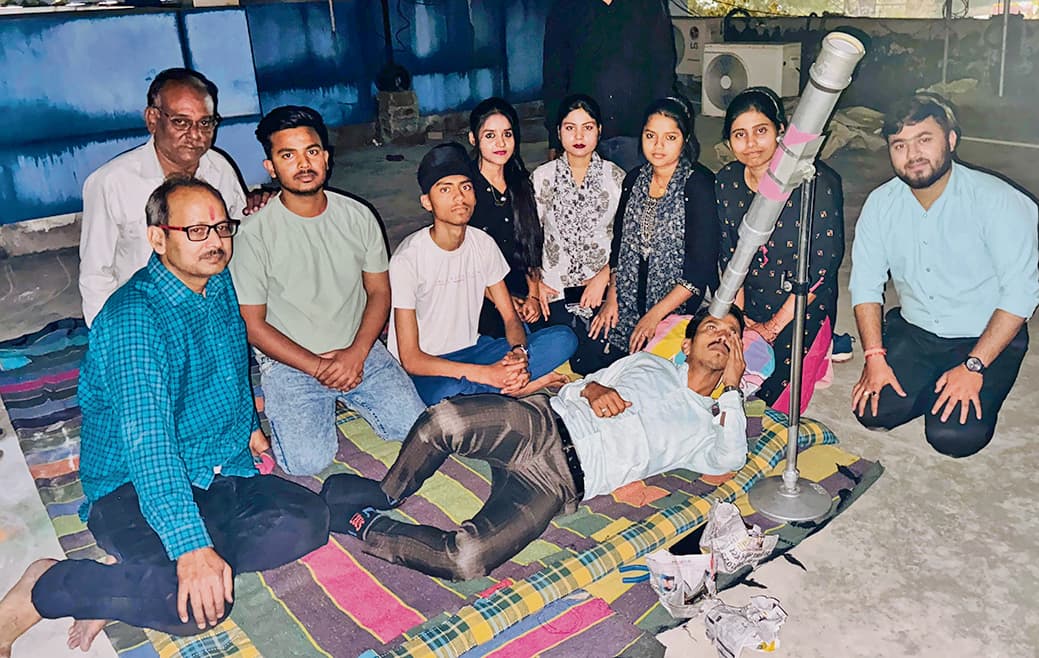 छात्र-छात्राओं ने दूरबीन से सोलर सिस्टम के ग्रहों को देखा