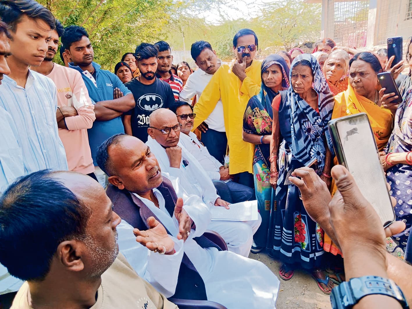 कछुअर के बाशिंदों ने पूर्व विधायक से लगायी गुहार