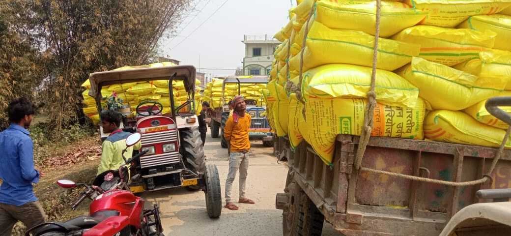 सड़क पर वाहन खड़े कर सामान उतारने से जाम की समस्या