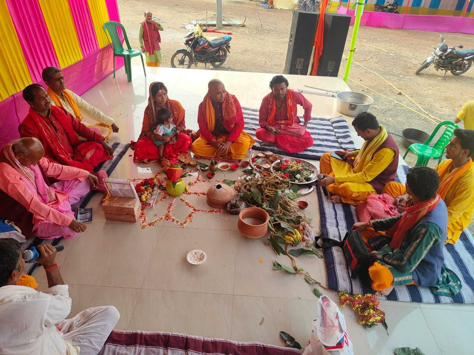 केंदुआ में पांच दिवसीय शतचंडी महायज्ञ को लेकर कलश यात्रा