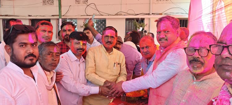 होली मिलन समारोह में लोगों ने जमकर मचाया धमाल