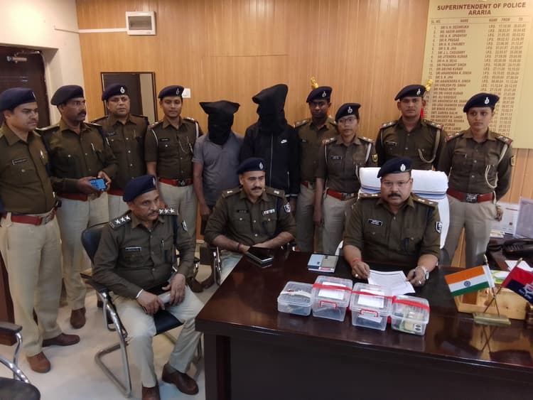 डकैती  मामले में हथियार, कारतूस व 70 हजार रुपये के साथ दो अपराधी गिरफ्तार