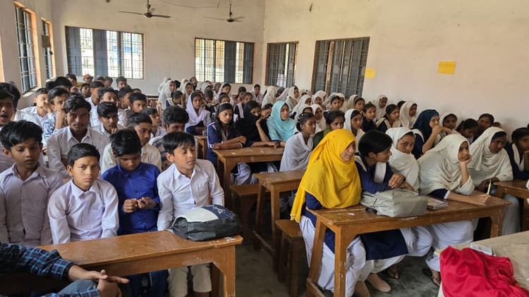 उउ विद्यालय गाछपारा में 150 विद्यार्थियों ने शतरंज की बारीकियां सीखीं