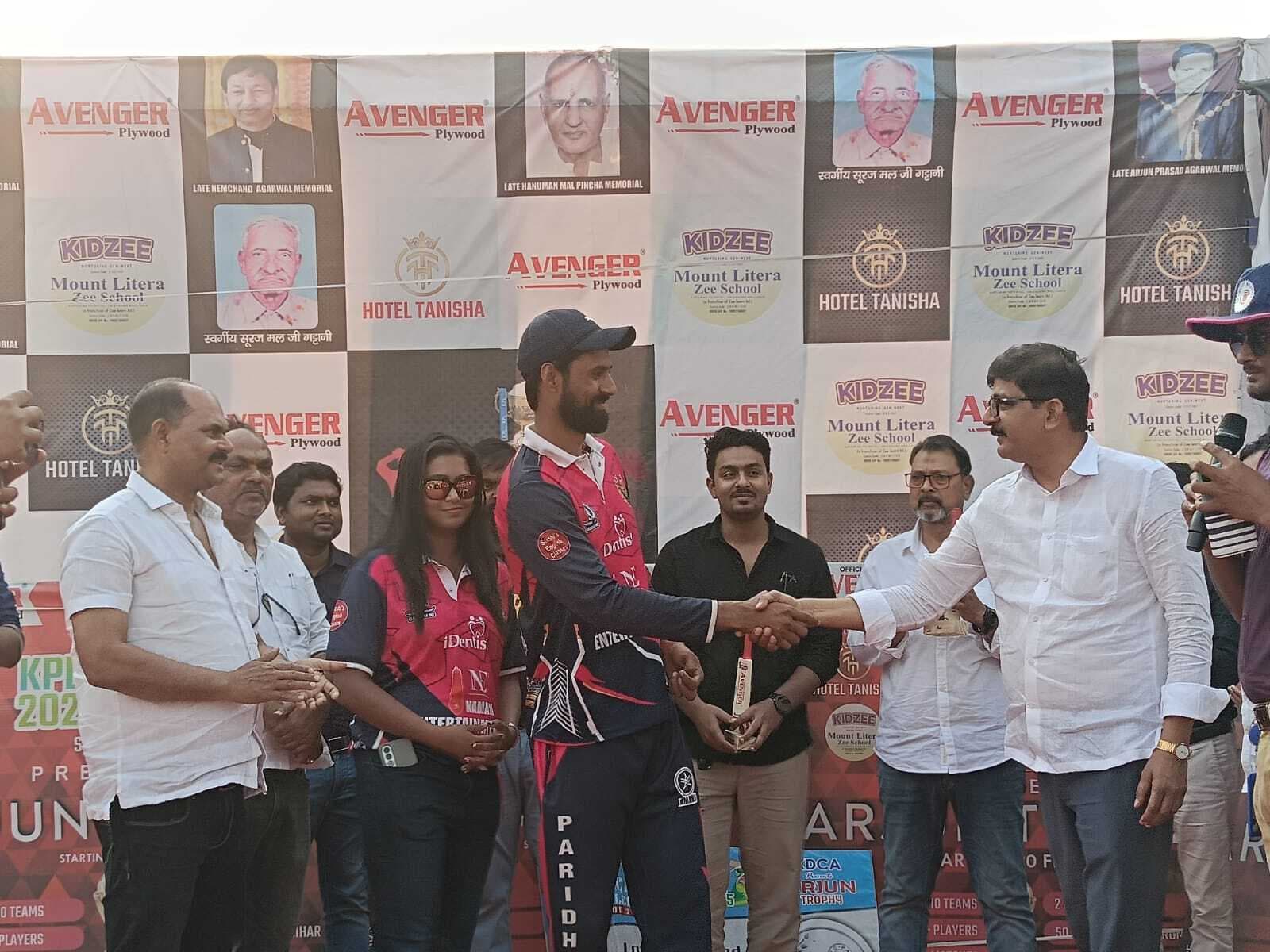 वारियर्स की टीम को हराकर रॉयल रेडर्स ने फाइनल में बनायी जगह