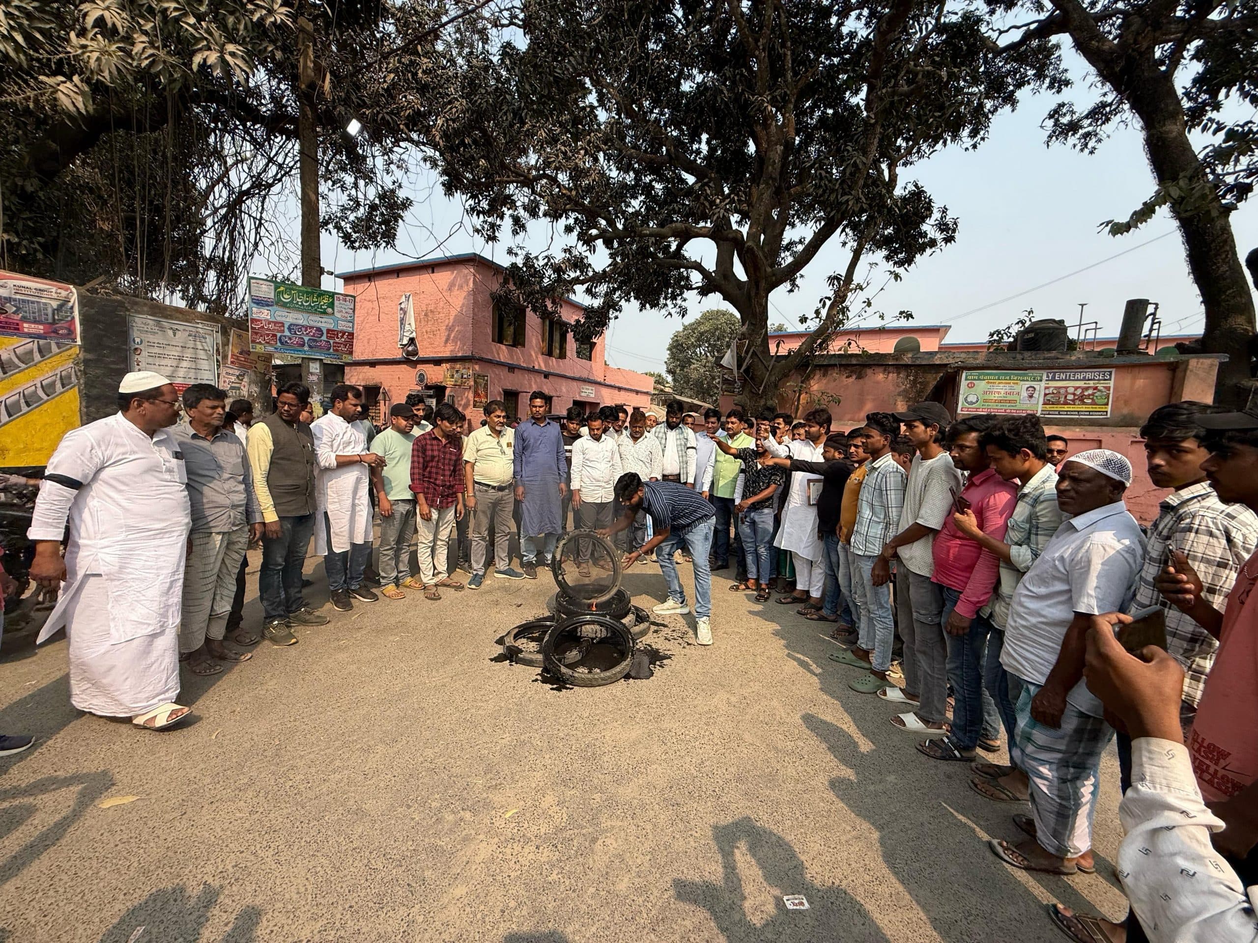 विधायक की विशनपुर ग्राम पंचायत को नगर बनाने की मांग के विरोध में दिया धरना